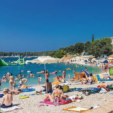 Nice Stacaravan In Pula With House Sea View Кемпинг